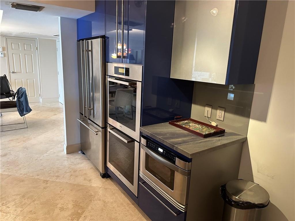BARCLAY CONDO - Residential