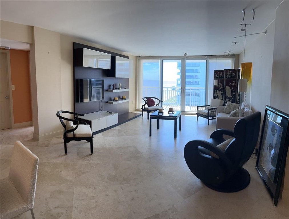 BARCLAY CONDO - Residential