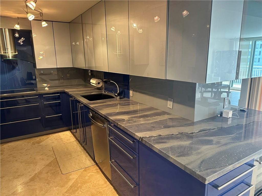 BARCLAY CONDO - Residential