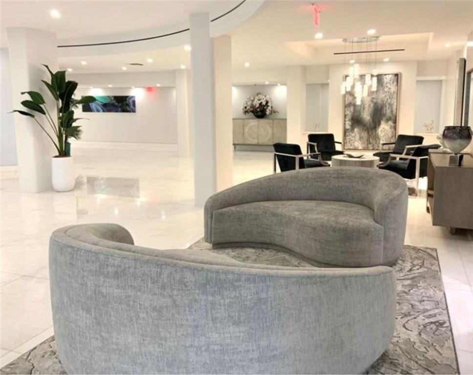 BARCLAY CONDO - Residential
