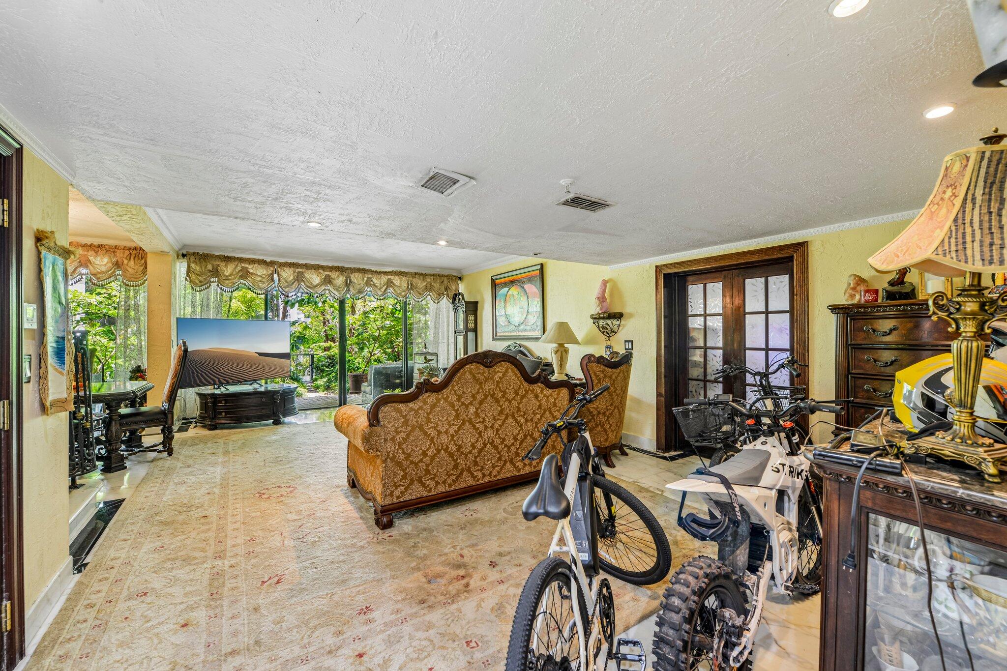 POINCIANA IS YT & RCQ CLUB CONDO - Residential