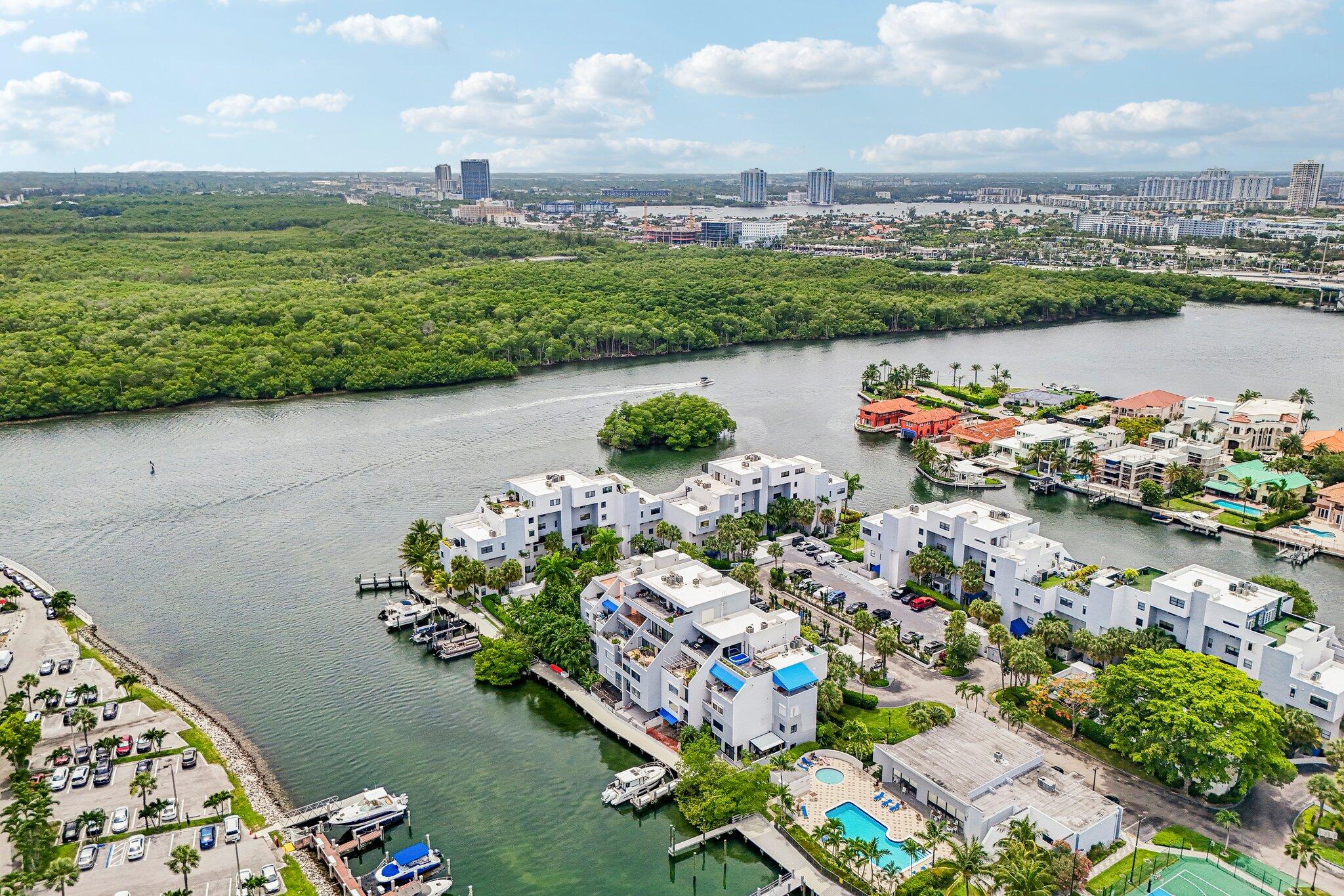 POINCIANA IS YT & RCQ CLUB CONDO - Residential