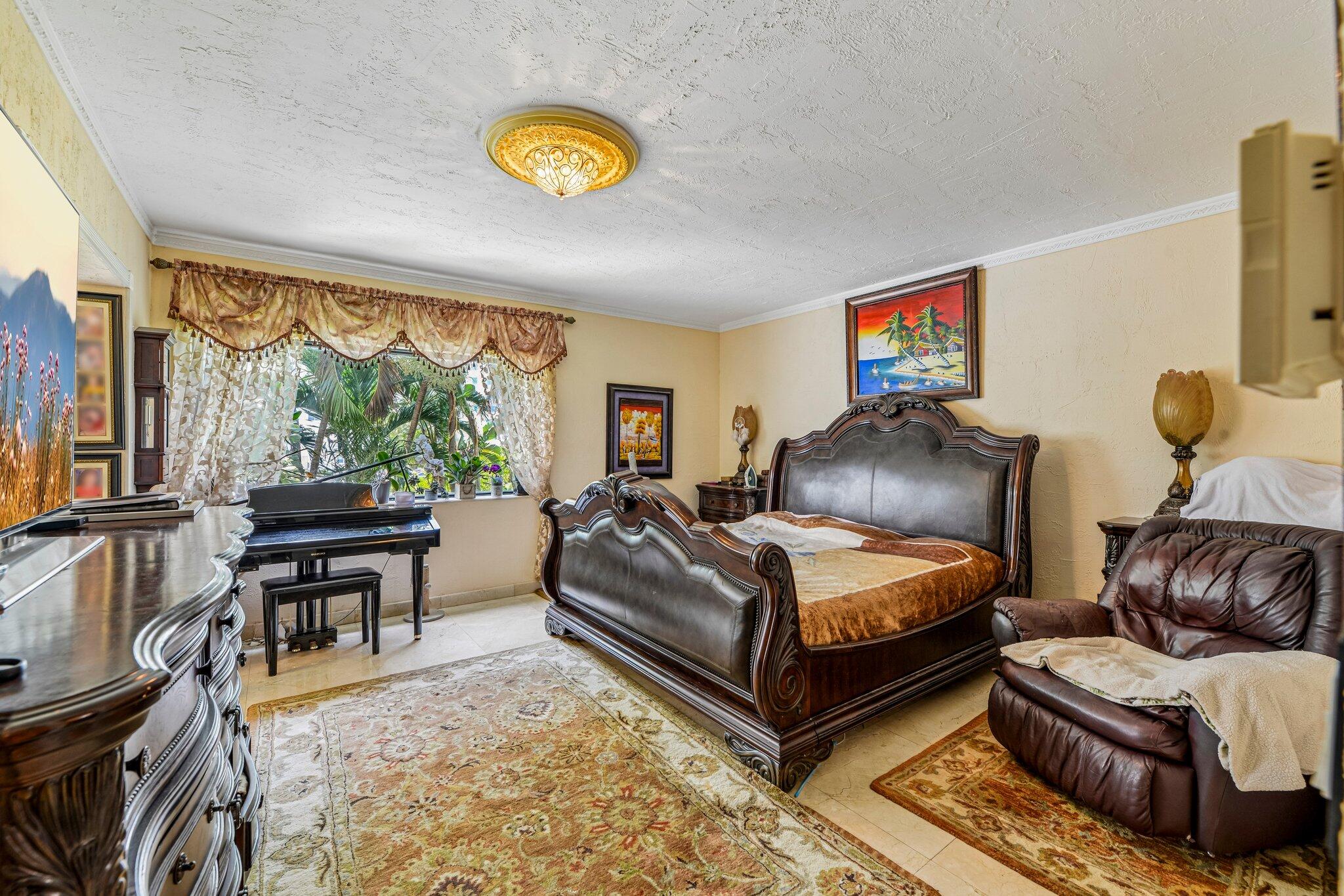 POINCIANA IS YT & RCQ CLUB CONDO - Residential
