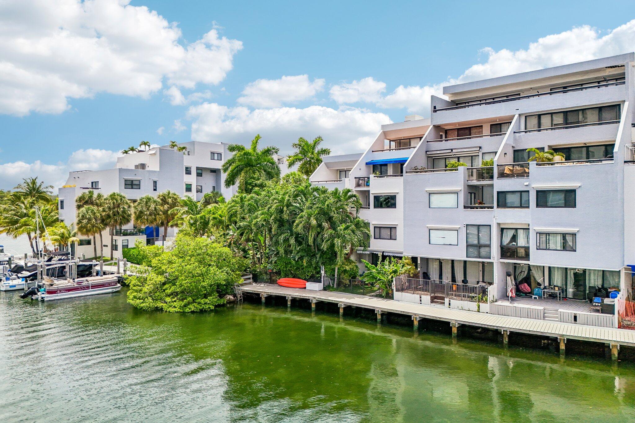 POINCIANA IS YT & RCQ CLUB CONDO - Residential