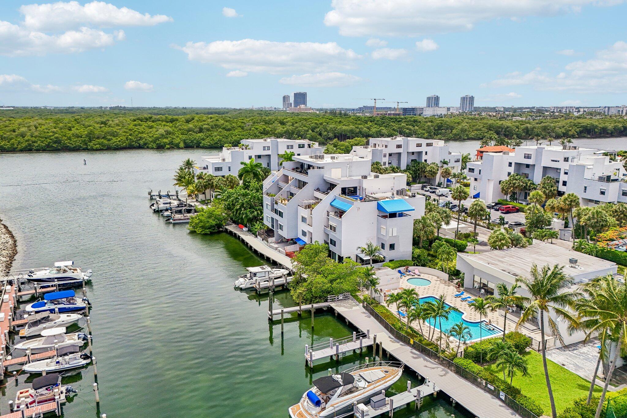 POINCIANA IS YT & RCQ CLUB CONDO - Residential