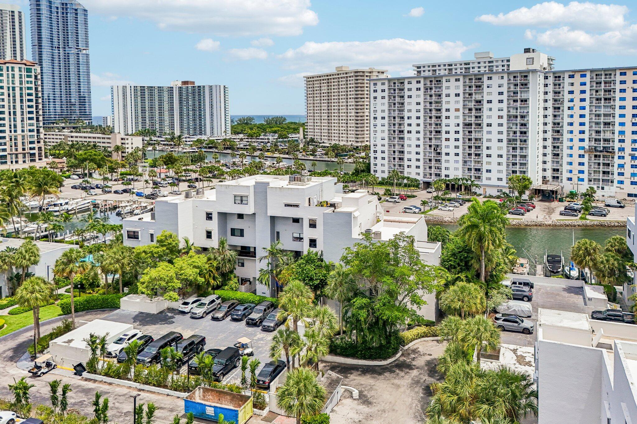 POINCIANA IS YT & RCQ CLUB CONDO - Residential
