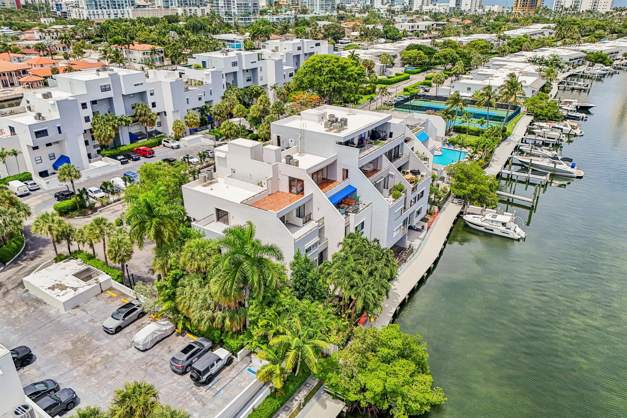 POINCIANA IS YT & RCQ CLUB CONDO - Residential
