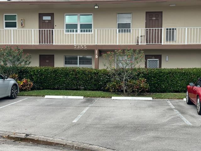 BEST LOCATION !!! FIRST FLOOR, CORNER UNIT, CLOSE TO THE POOL AND CLUBHOUSE. BEAUTIULLY REMODELED KITCHEN AND BOTH BATHROOMS. NEW LAMINATE FLOORING. NEW WINDOW TREATMENTS. GREAT VIEW FROM YOUR SCREENED PATIO, OF GREEN SPACE AND POOL AREA. LARGE CLUBHOUSE WITH BILLIARDS, CARD ROOM, LIBRARY, EXERCISE ROOM, KITCHEN, AUDITORIUM. ASSOCIATION STATES 55+, REQUIRES 675+ CREDIT SCORE, $35000 INCOME, APPLICATION, IN PERSON INTERVIEW, SECURITY DEPOSIT, IF FINANCING, MINIMUM 20% DOWN, THOUGH SOME LENDERS REQUIRE 25%  COMPLEX IS IDEALLY LOCATED CLOSE TO SHOPPING/MALL, RESTAURANTS, BANKS, WALGREENS AND MUCH MORE. SHORT DRIVE TO THE BEACH.