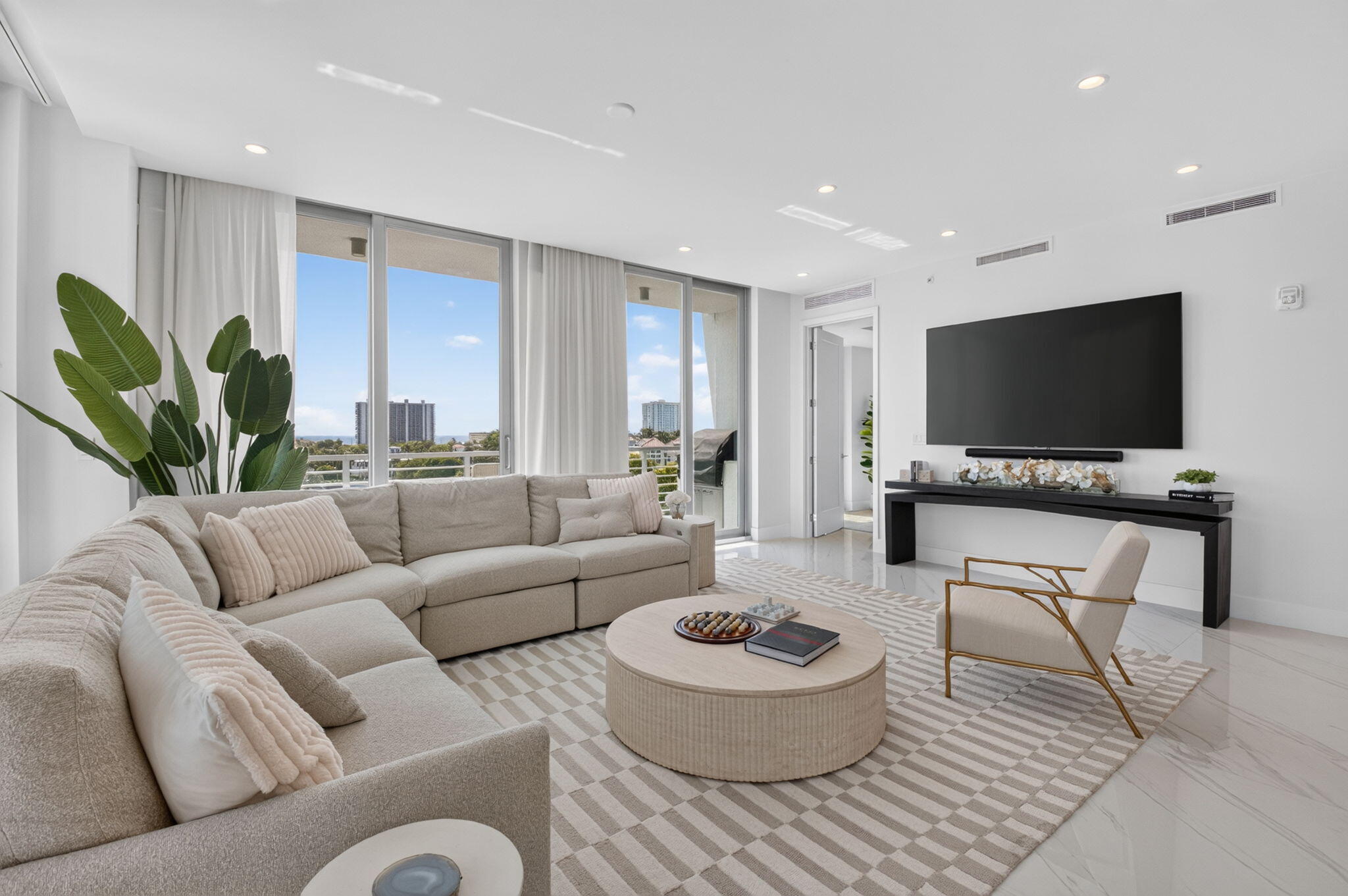 ROYAL PALM RESIDENCES - Residential