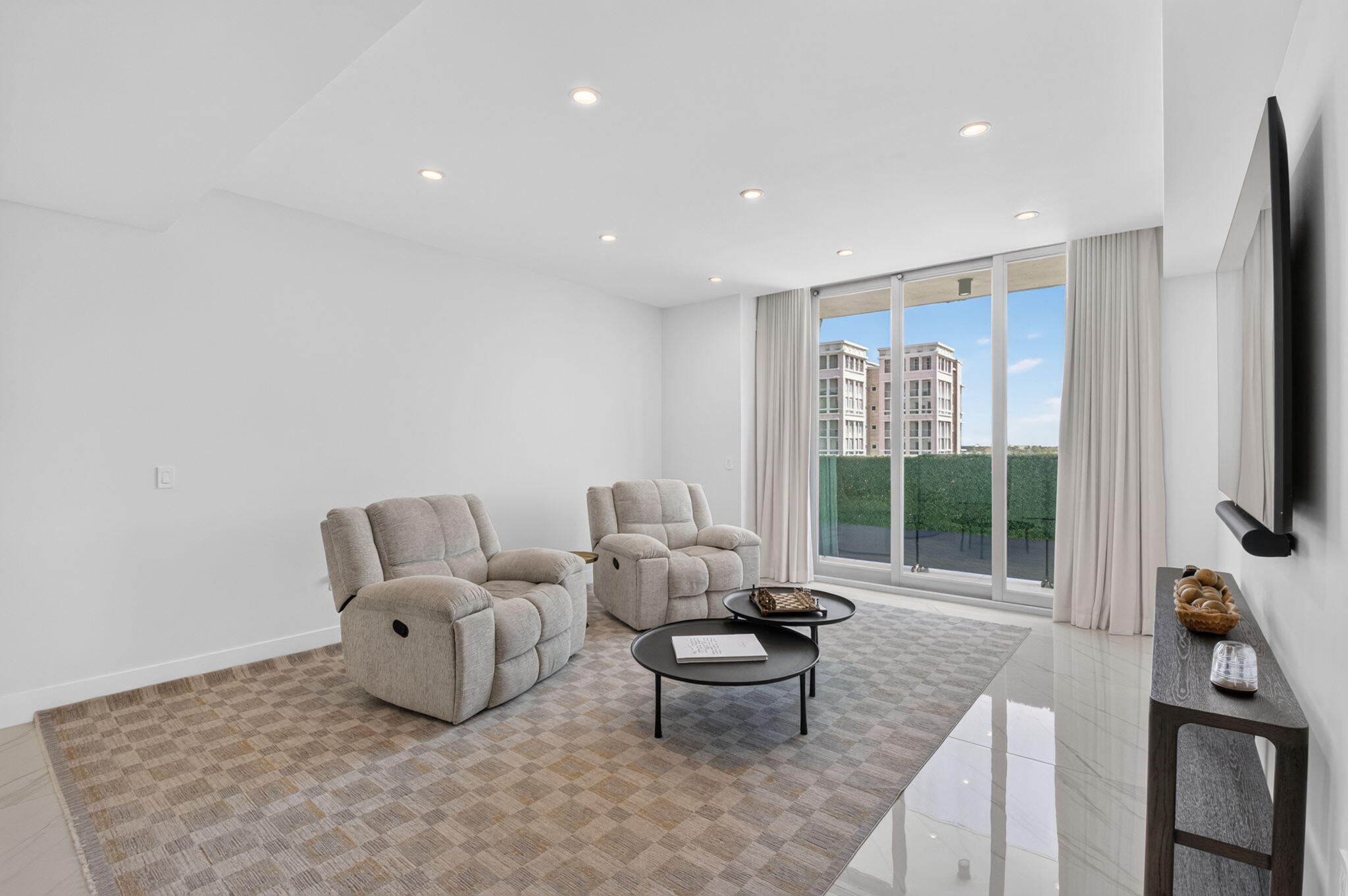ROYAL PALM RESIDENCES - Residential