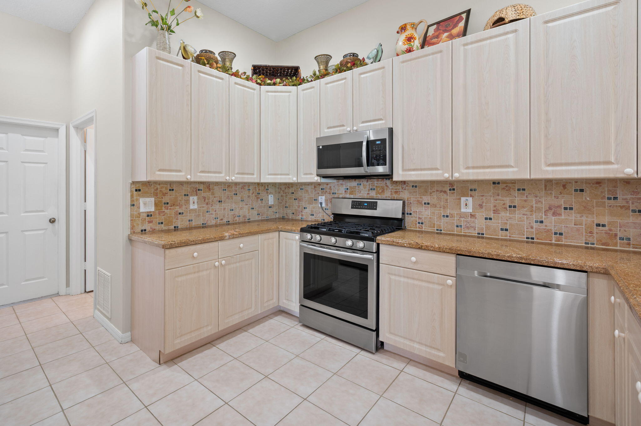COUNTRY CLUB POINTE - Residential