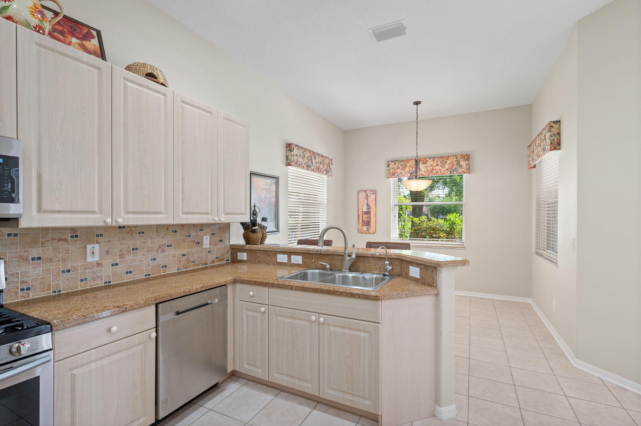 COUNTRY CLUB POINTE - Residential