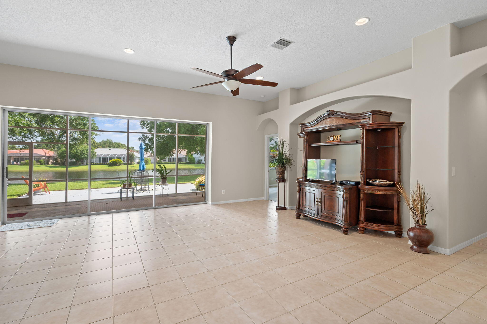 COUNTRY CLUB POINTE - Residential