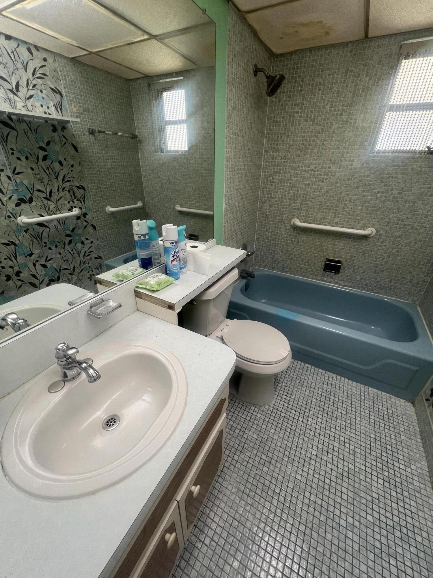 LAUDERDALE OAKS CONDO II - Residential