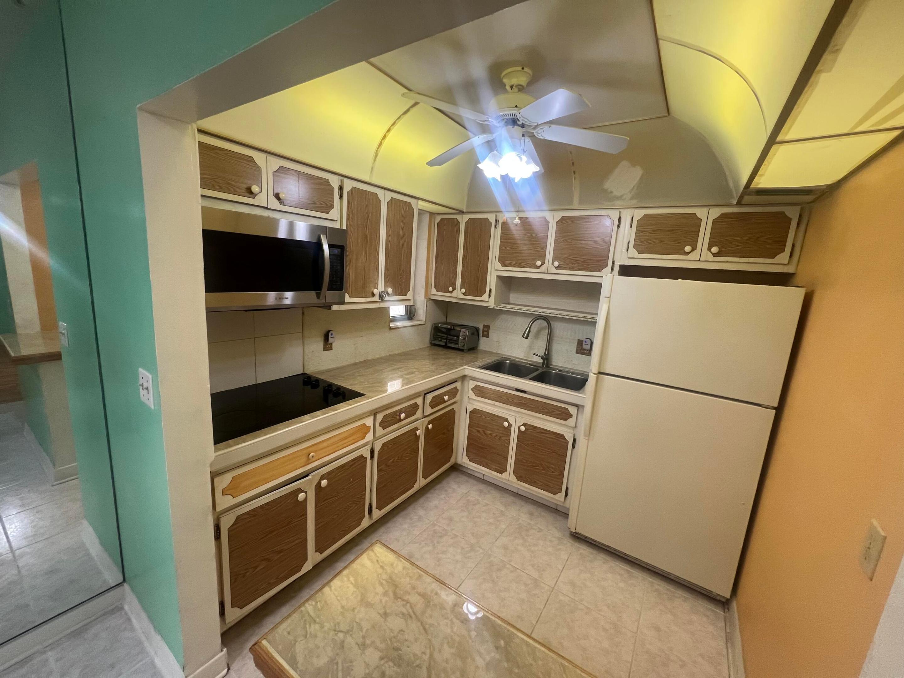 LAUDERDALE OAKS CONDO II - Residential