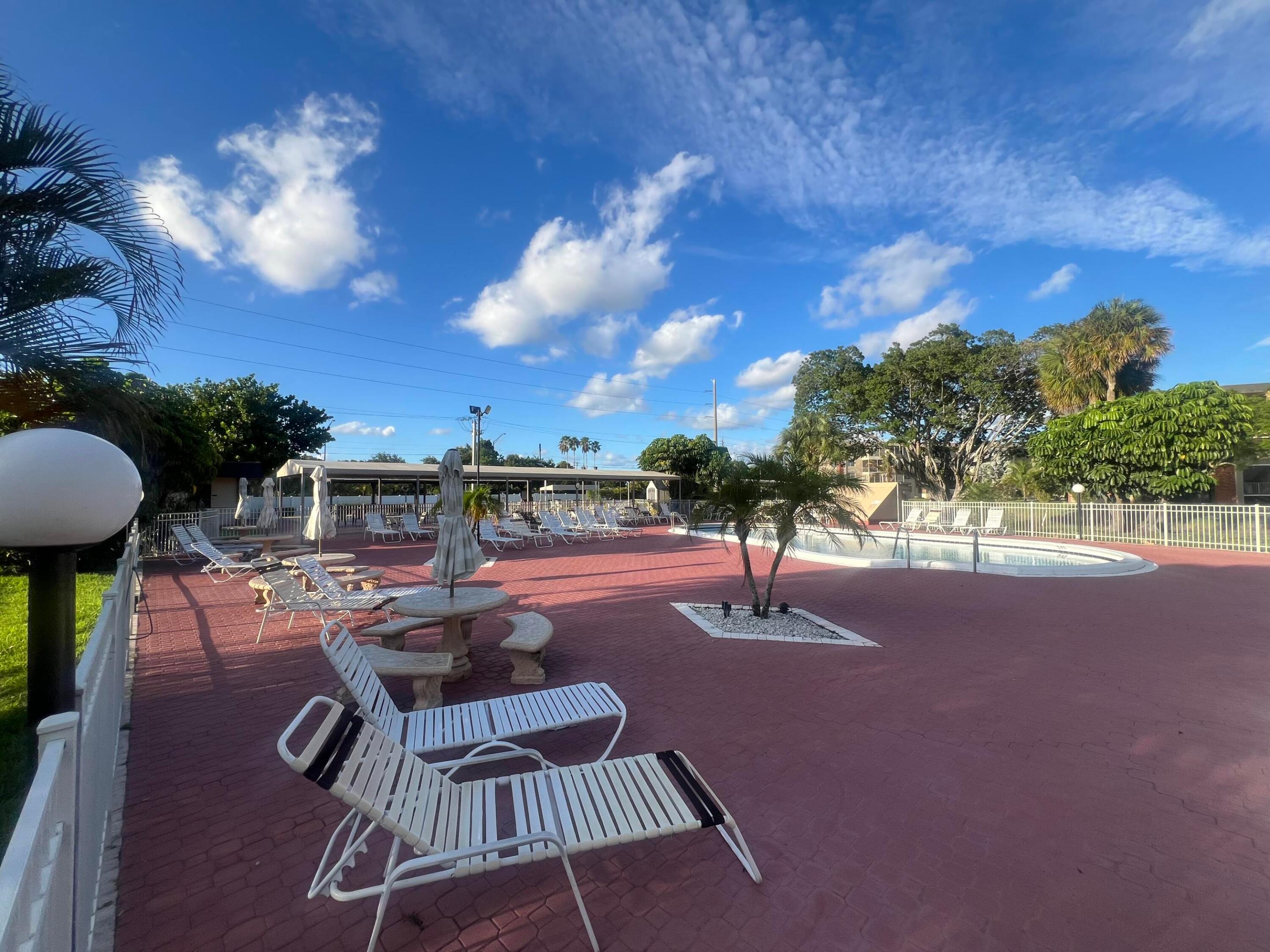LAUDERDALE OAKS CONDO II - Residential