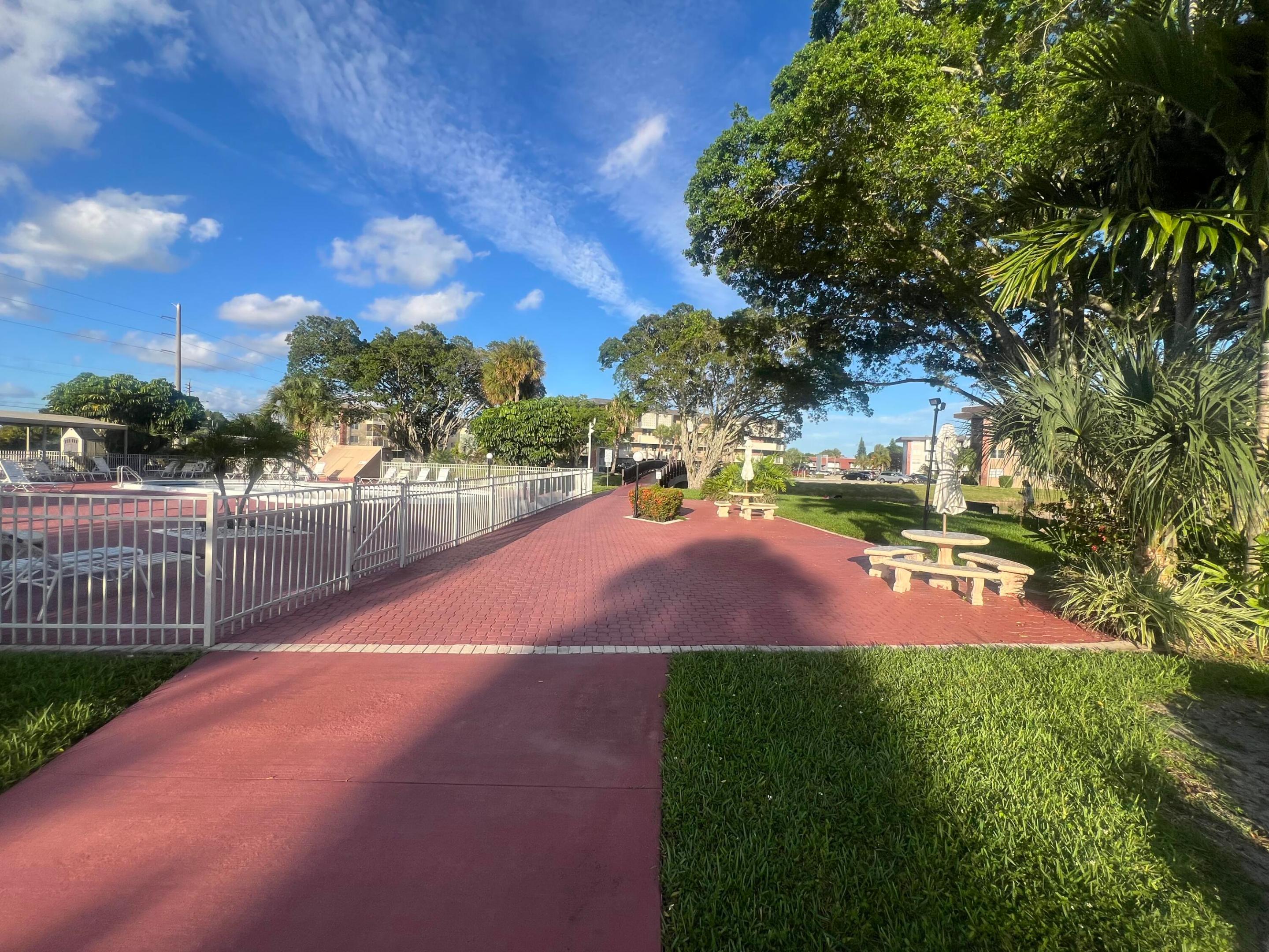 LAUDERDALE OAKS CONDO II - Residential