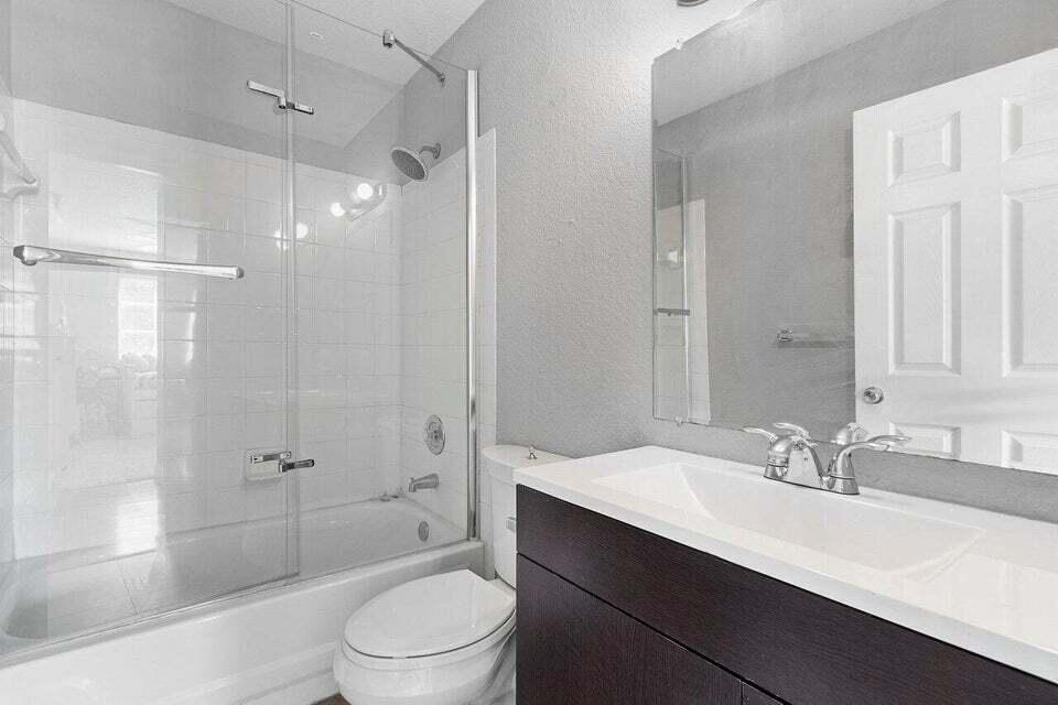 YACHT CLUB - Residential Lease