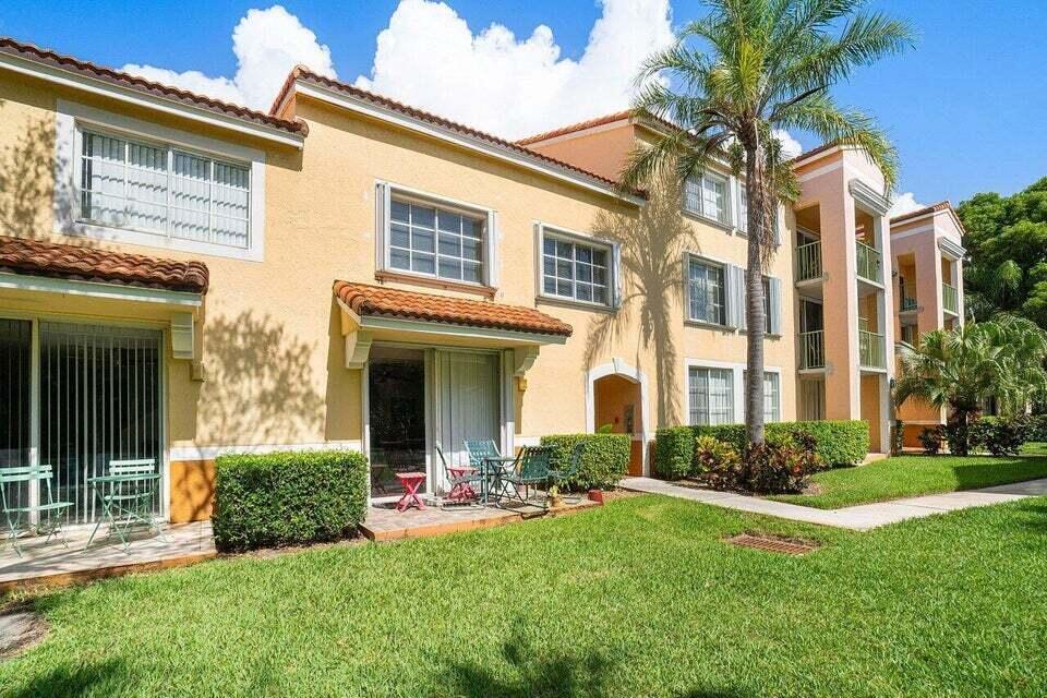 YACHT CLUB - Residential Lease