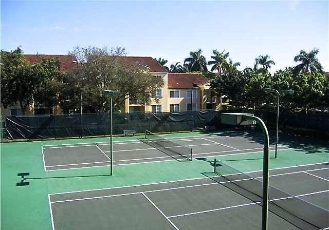 YACHT CLUB - Residential Lease