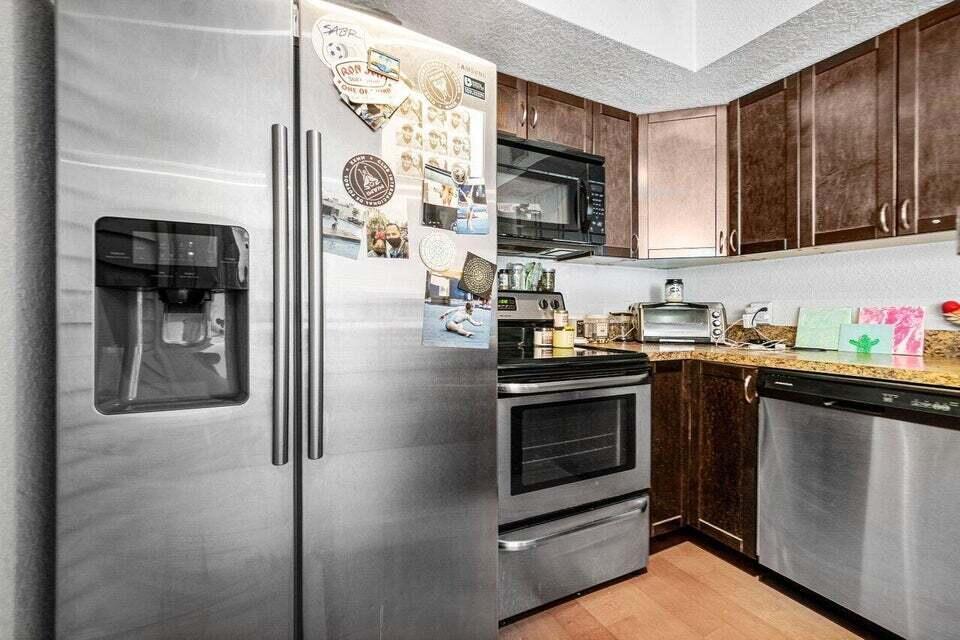YACHT CLUB - Residential Lease