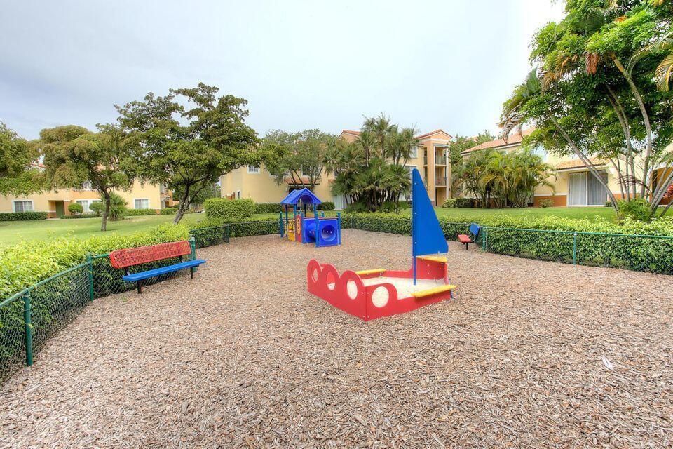 YACHT CLUB - Residential Lease