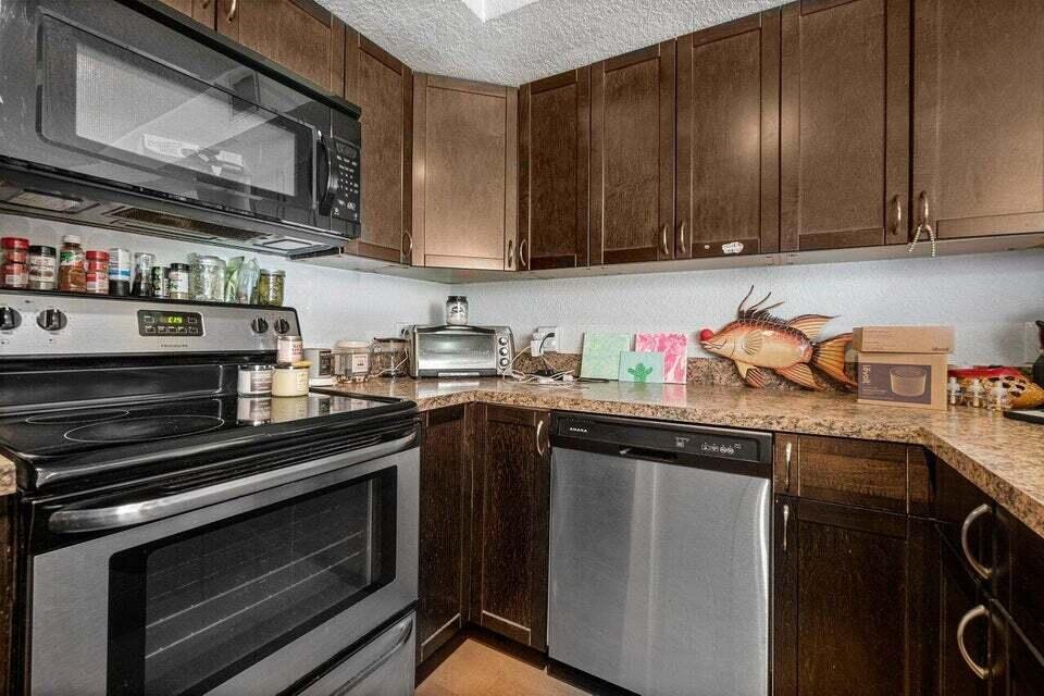 EXCEPTIONAL TOWNHOME CONSISTING OF 2 BEDROOMS AND 2 AND A HALF BATHS ON TWO LEVELS. UNIT FACES AN OPEN GREEN SPACE WITH A KIDDIE PARK AND WITH NO ROAD OR PARKED CARS VISIBLE. UNIT COMES WITH A CARPORT AND IS UPDATED AND IN PERFECT CONDITION. THE YACHT CLUB HAS AN ASTOUNDING NUMBER OF AMENITIES FROM A POOL, TIKI BAR AND SPA ON THE INTRACOASTAL, WITH A TENNIS COURT AND PICKLE BALL COURT WITH NIGHT LIGHTS, A MARINA, A MEDITATION POND, A STATE OF THE ART GYM WITHIN A CLUBHOUSE, A VOLLEYBALL COURT, PETS ARE ALLOWED AND IT IS GATED. RENT INCLUDES WATER, CABLE AND INTERNET. UNIT HAS A DEDICATED CARPORT FOR TENANT TO USE, NUMBER 21. TENANT TO PAY ELECTRIC. A FANTASTIC UNIT IN A FANTASTIC SUBDIVISION. CONDO ASSOCIATION REQUIRES ONE OF THE PROPOSED TENANTS TO HAVE A CREDIT SCORE OF 725 OR BETTER.