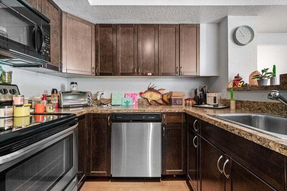 YACHT CLUB - Residential Lease