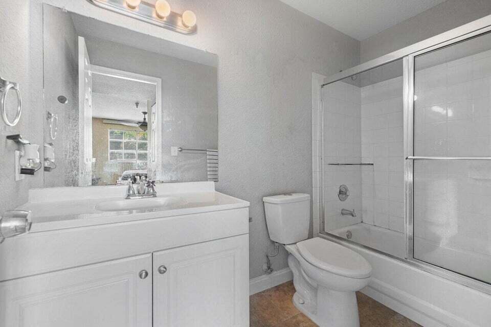 YACHT CLUB - Residential Lease