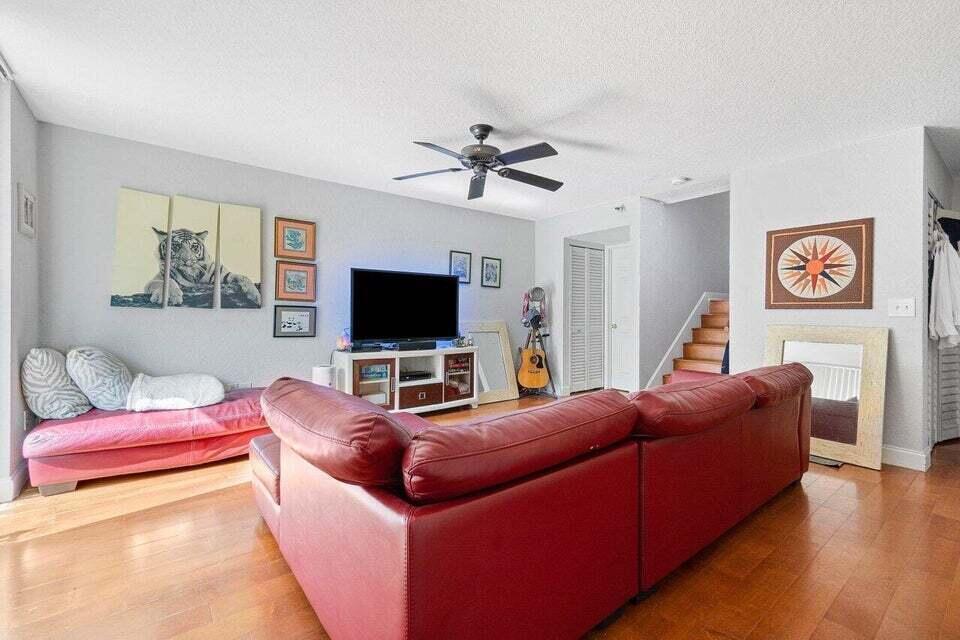 YACHT CLUB - Residential Lease