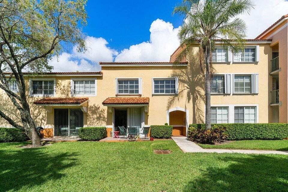 YACHT CLUB - Residential Lease