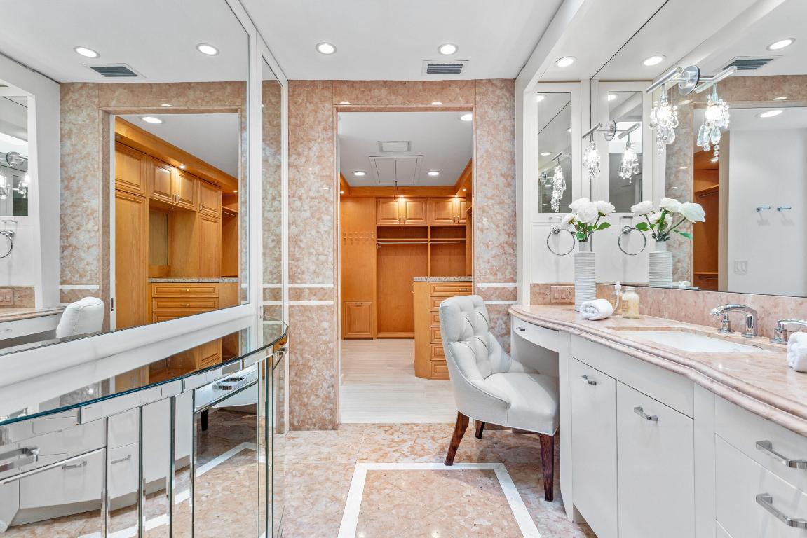 RESIDENCES AT SLOANS CURVE - Residential