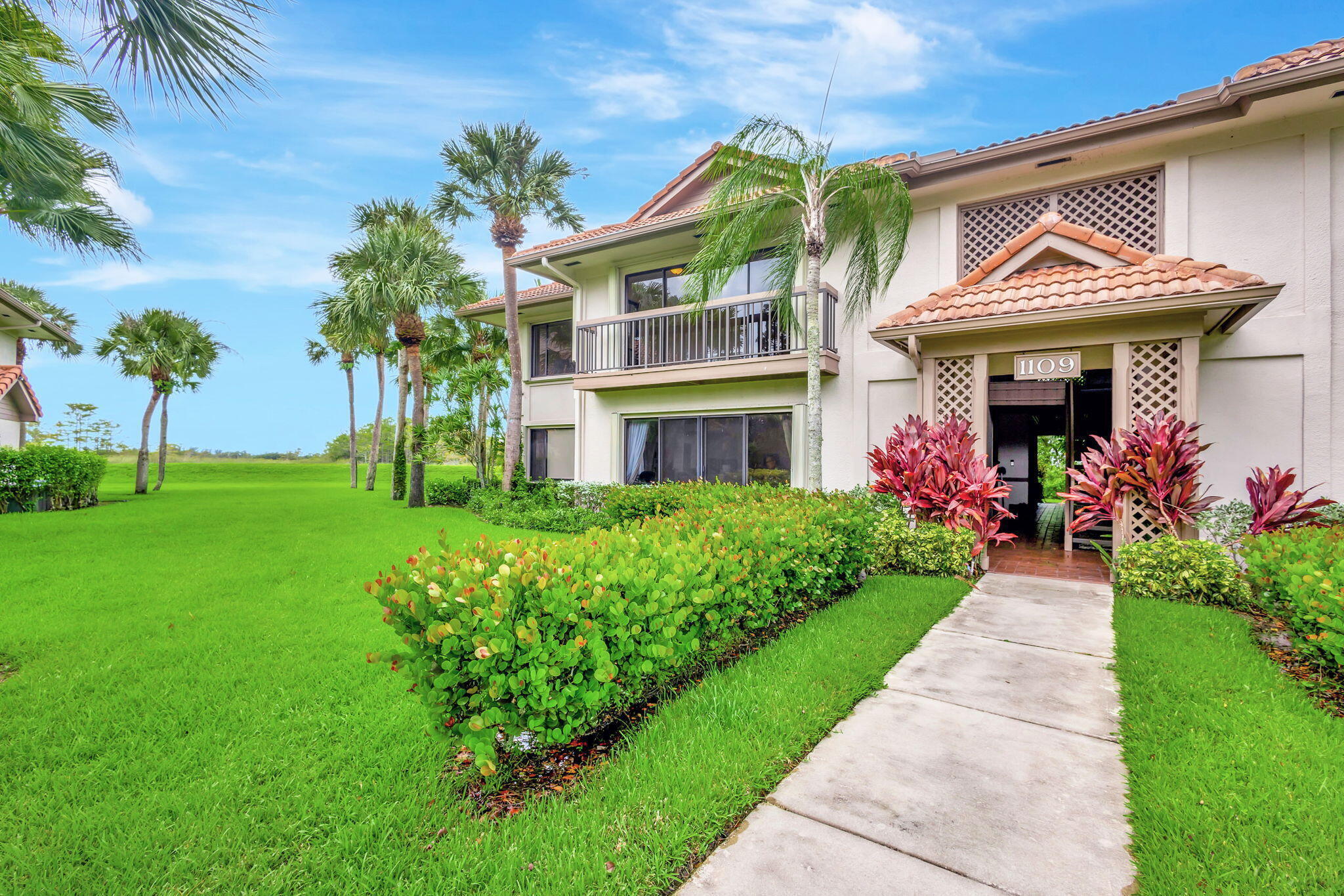DUNBAR WOODS CONDO I II AND III IN OR4410P782, - Residential