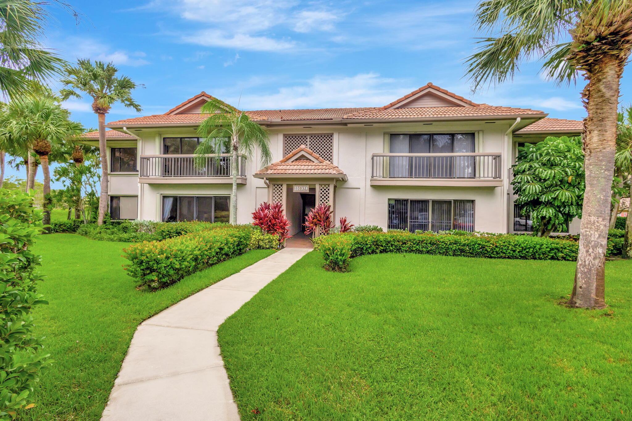 DUNBAR WOODS CONDO I II AND III IN OR4410P782, - Residential