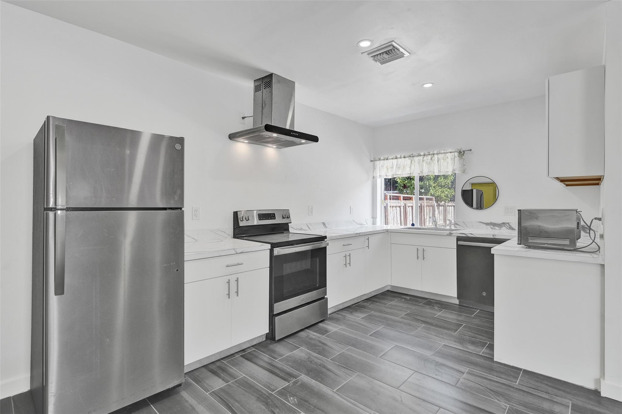 Bright, newly renovated 2-bed, 1-bath home plus versatile den in a central location — just off Federal Highway and minutes from the ocean. This updated interior features modern finishes, an open living/dining flow, contemporary kitchen with new appliances and countertops, stylish bath, and fresh flooring and paint throughout. Ideal for first-time buyers, downsizers, or investors seeking turnkey convenience in a walkable, coastal corridor. Easy access to shops, dining, transit and beaches. Schedule a showing today — contact for details and private tours.