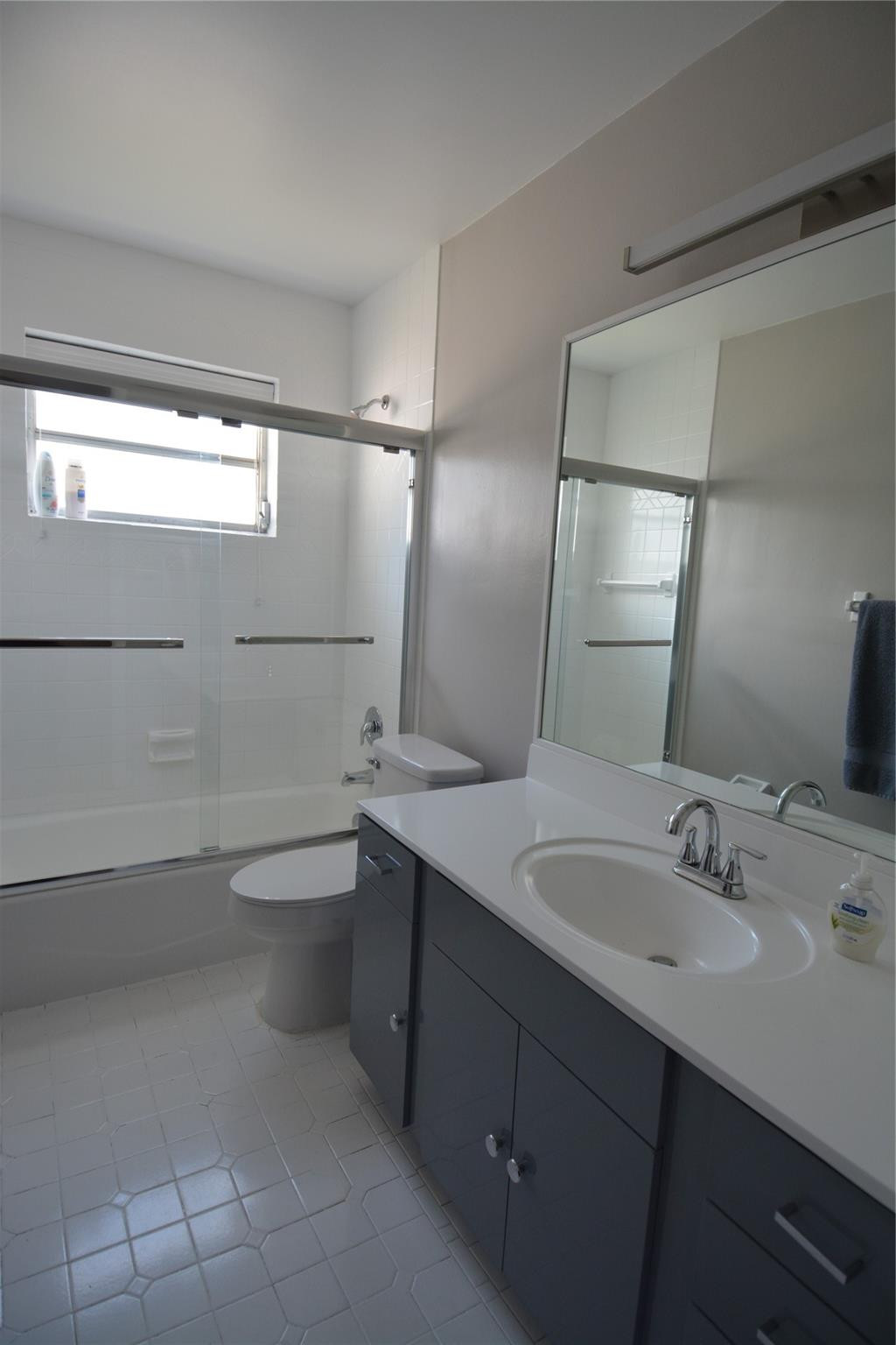 HOLLYWOOD HILLS NORTH SEC ONE - Residential Lease
