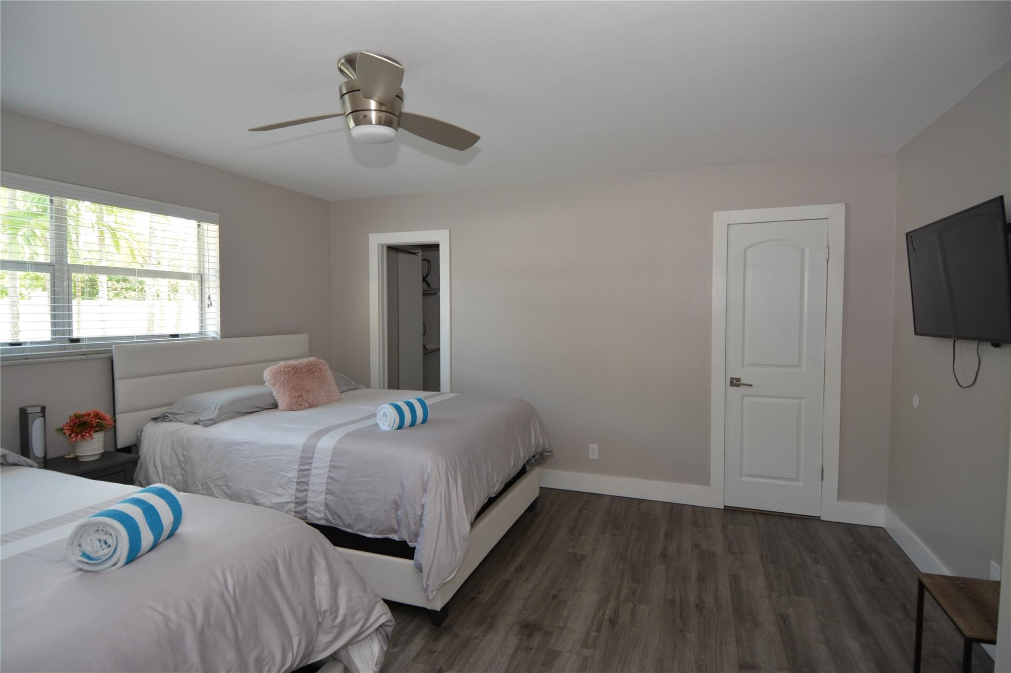 HOLLYWOOD HILLS NORTH SEC ONE - Residential Lease