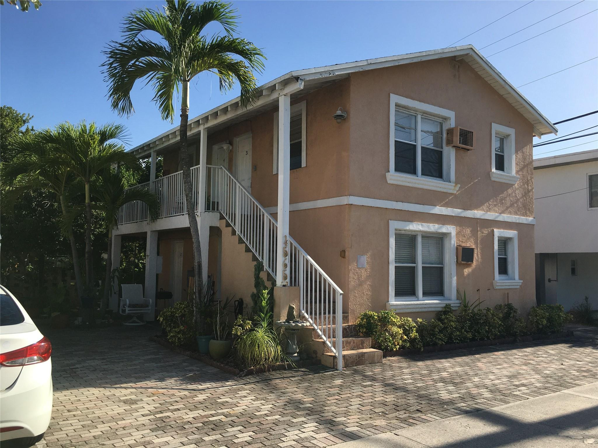 Neat & clean efficiency freshly painted and only 2 short blocks to the beach. Second floor walk up with nice balcony. Short distance to supermarket, restaurants & drugstore. Kitchen has new refrigerator & microwave oven, full size stove and stainless steel sink with new faucet. Marble floor throughout. Parking for 1 car only, no truck or RV. Hot water included as well as regular water, sewage & yard maintenance. A perfect Beach Pad! Indoor cat allowed when fixed and with up to date vaccination. $250 refundable additional security.