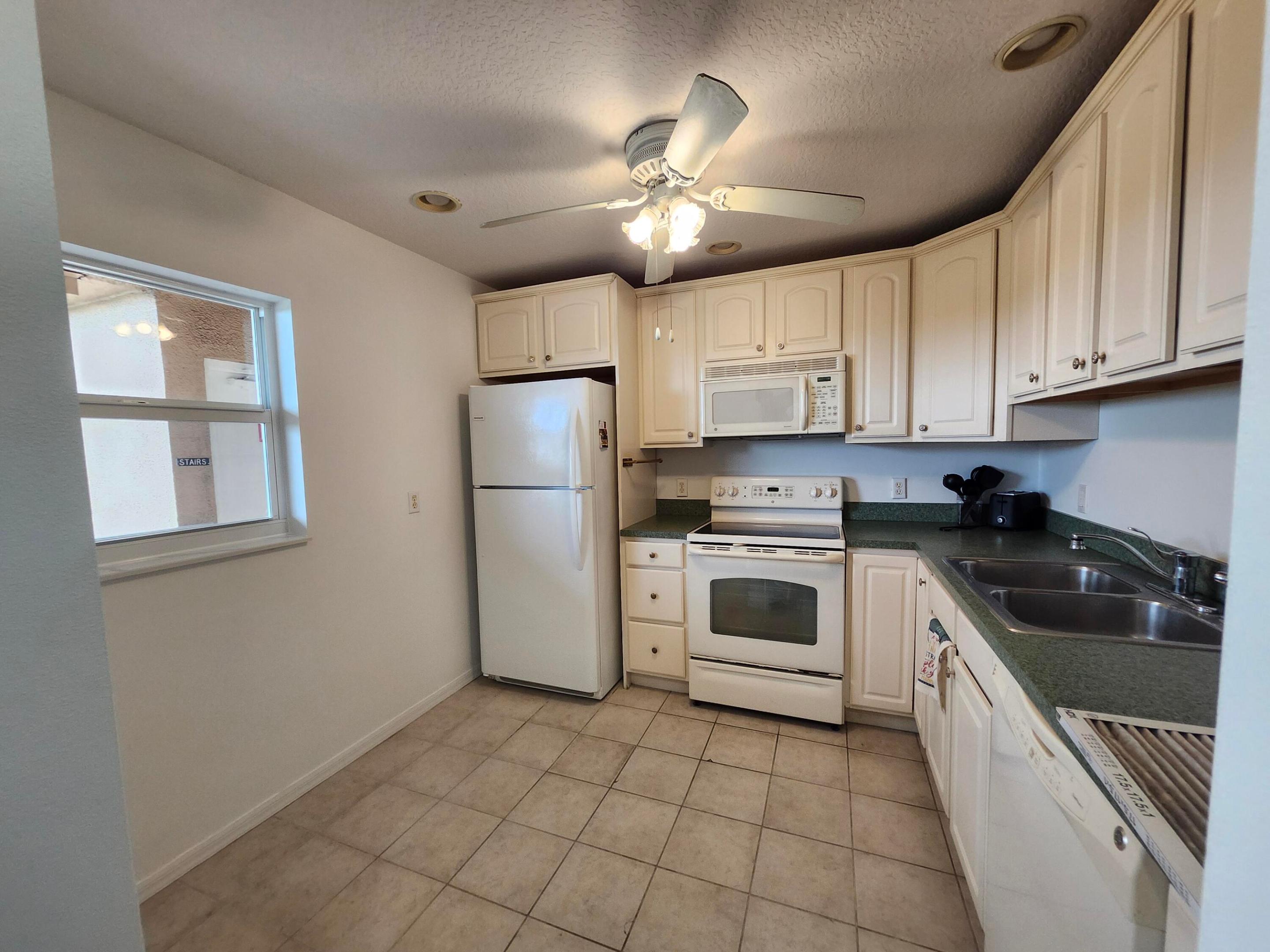 VILLAGE ROYALE EMERALD GREEN CONDO - Residential