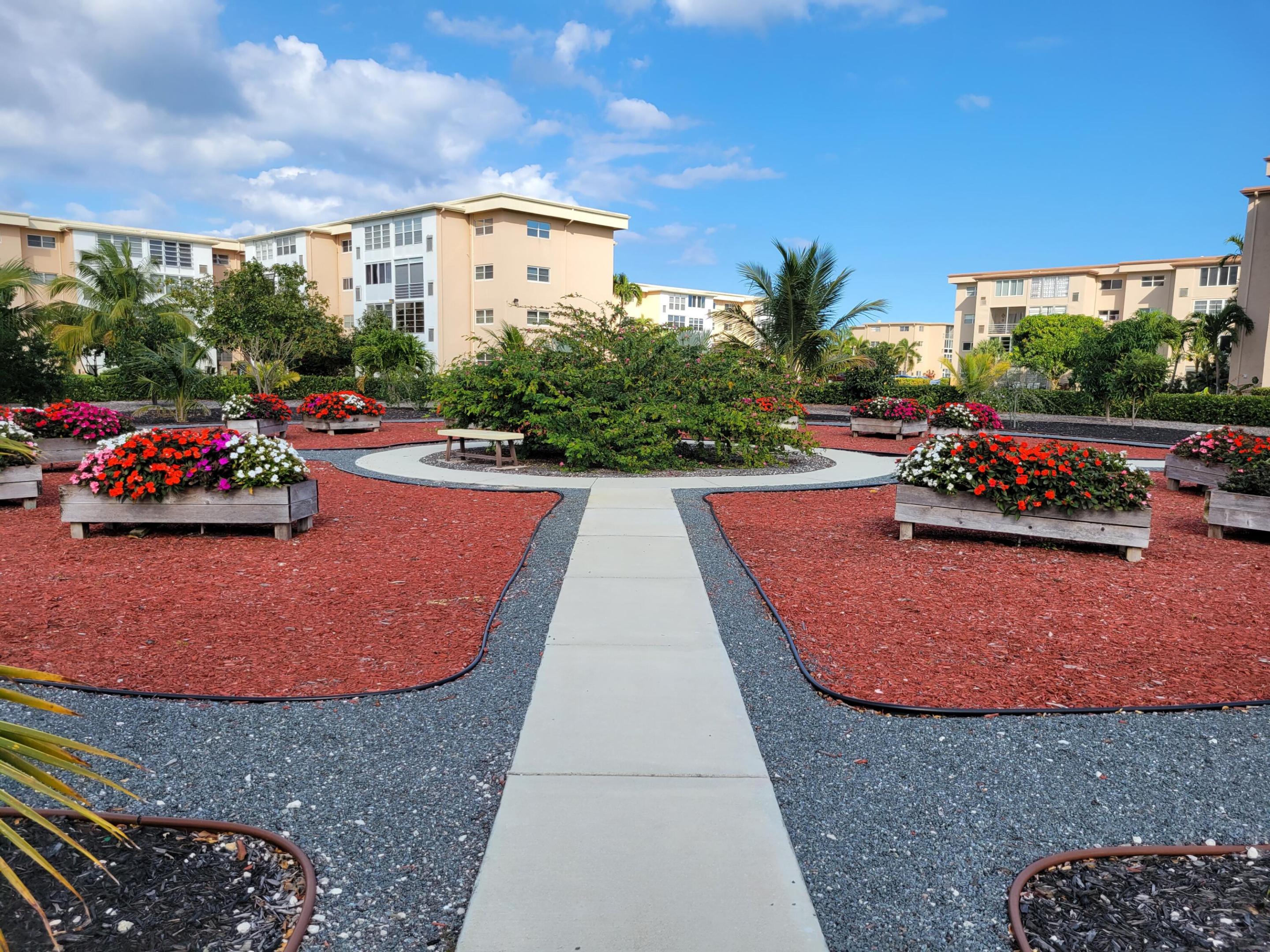 VILLAGE ROYALE EMERALD GREEN CONDO - Residential