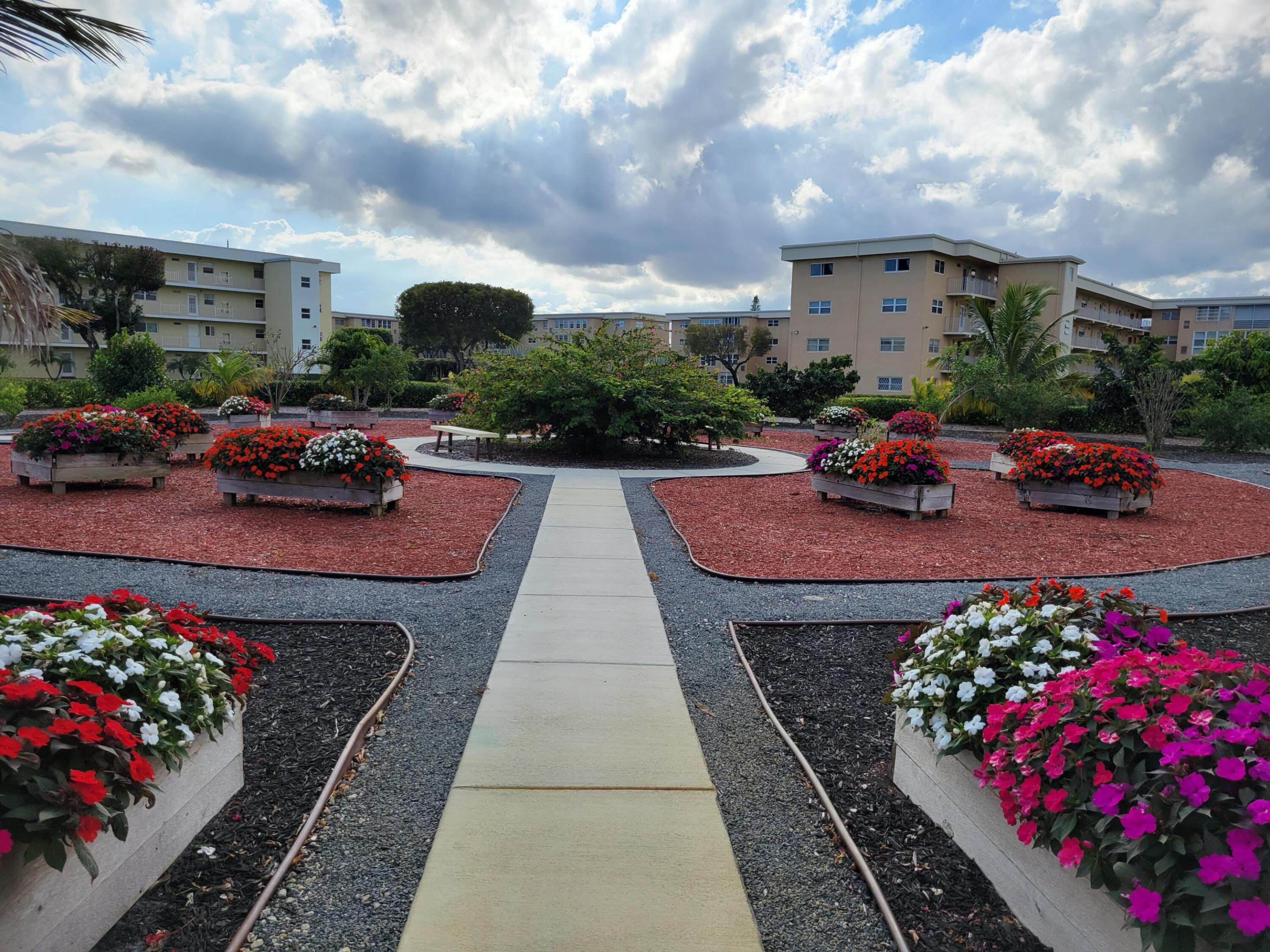 VILLAGE ROYALE EMERALD GREEN CONDO - Residential