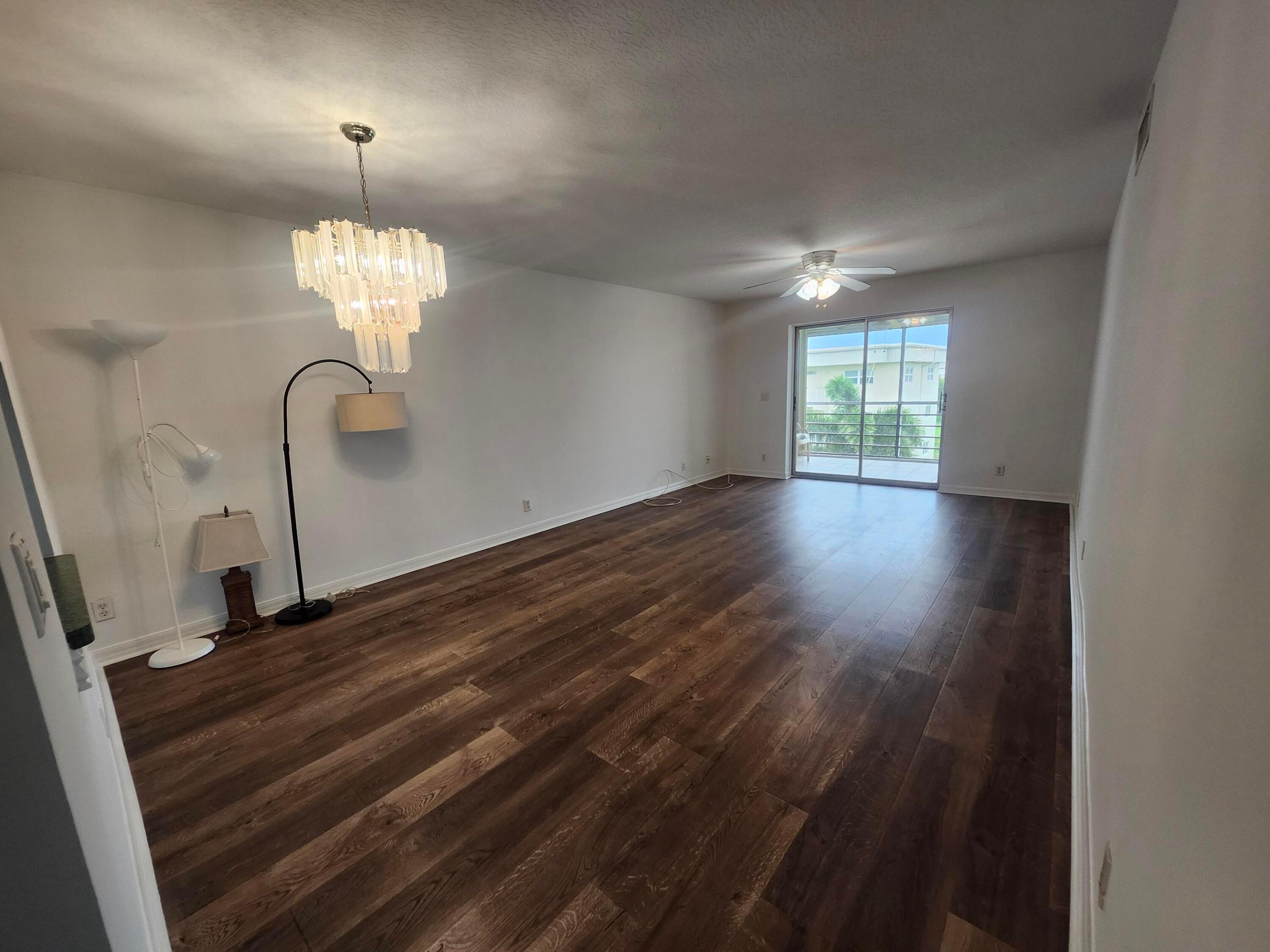 VILLAGE ROYALE EMERALD GREEN CONDO - Residential