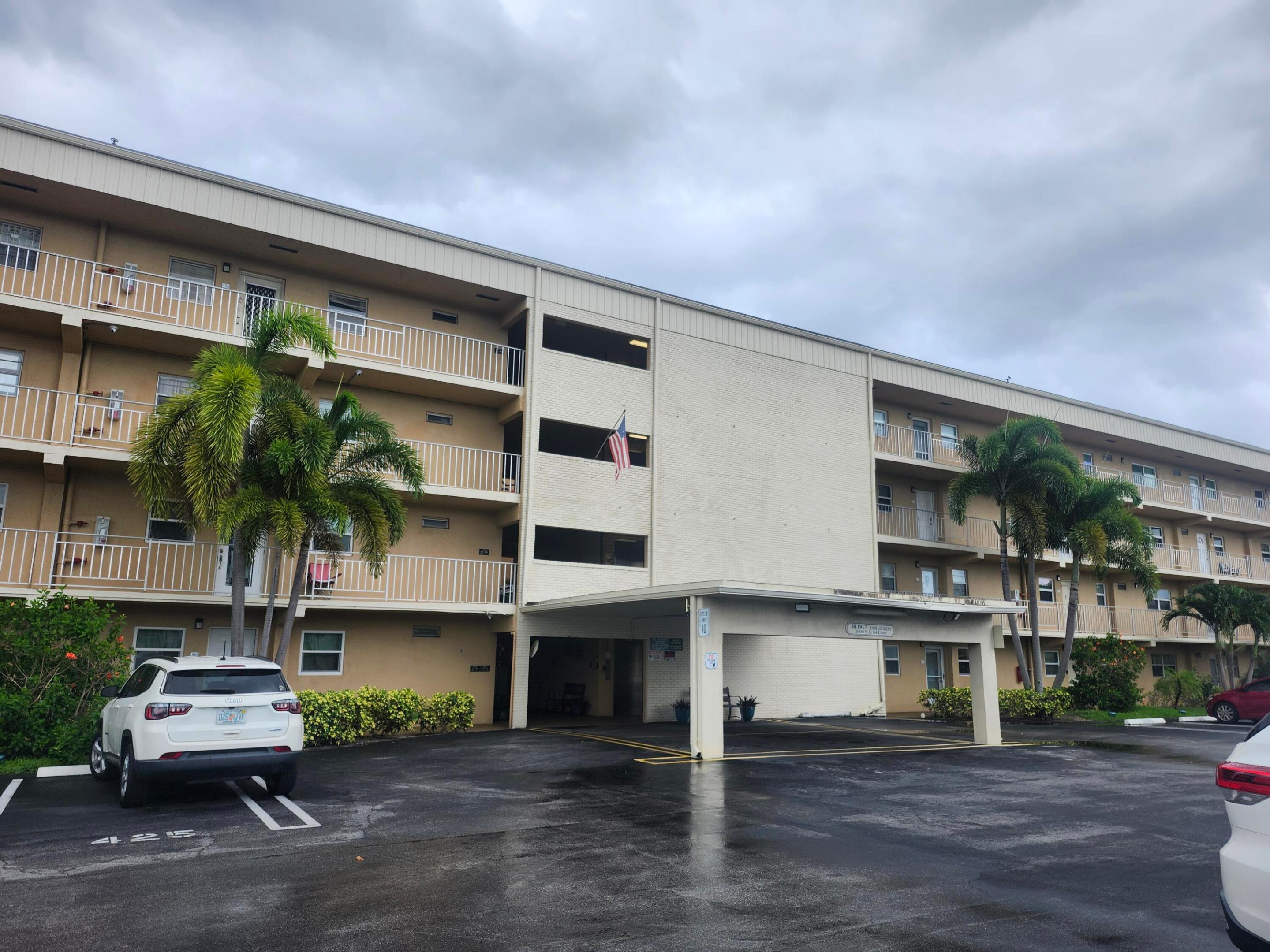 VILLAGE ROYALE EMERALD GREEN CONDO - Residential