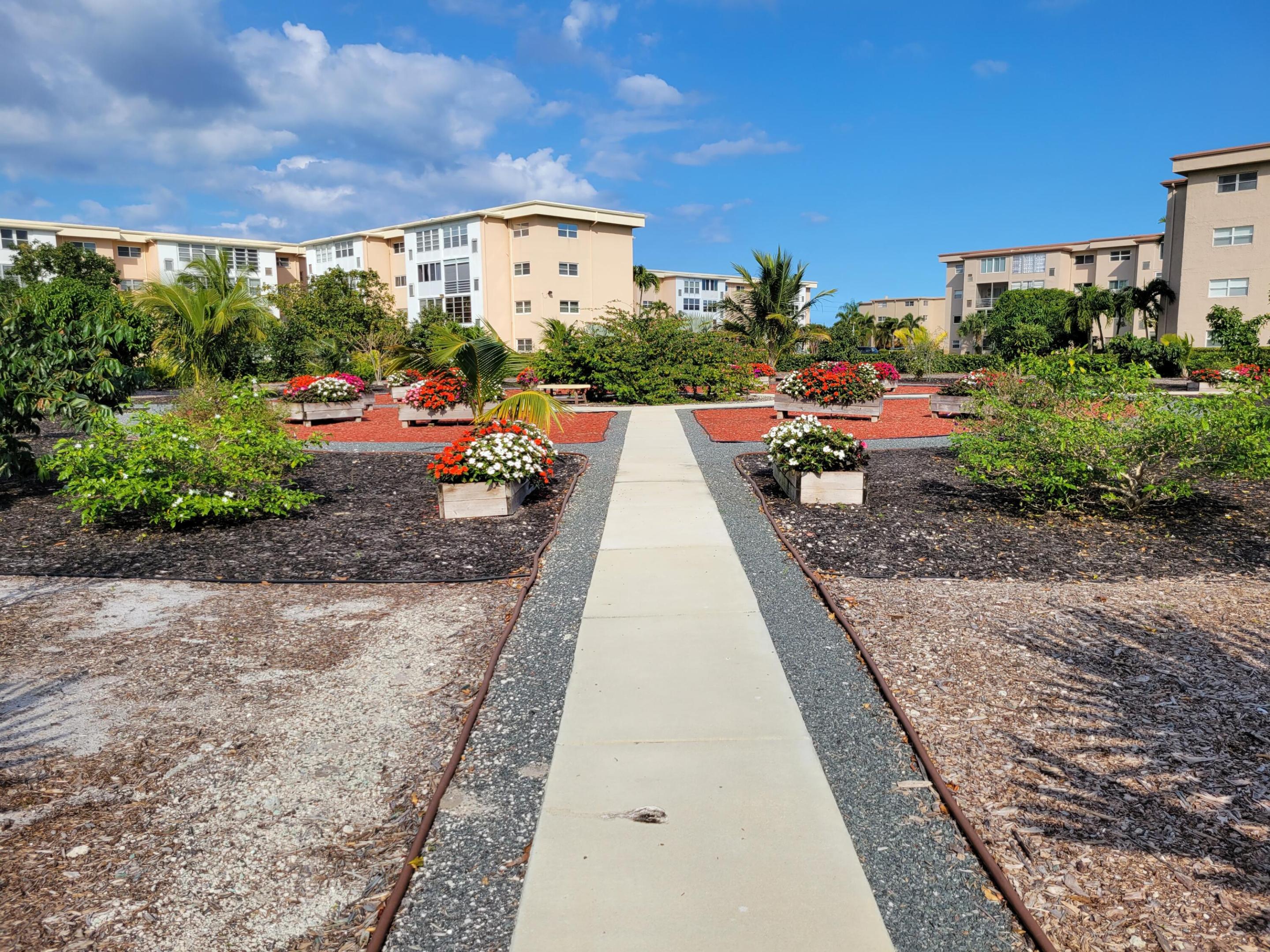 VILLAGE ROYALE EMERALD GREEN CONDO - Residential