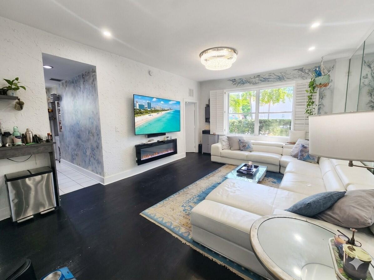 THE ESPLANADE BEACH CONDO - Residential