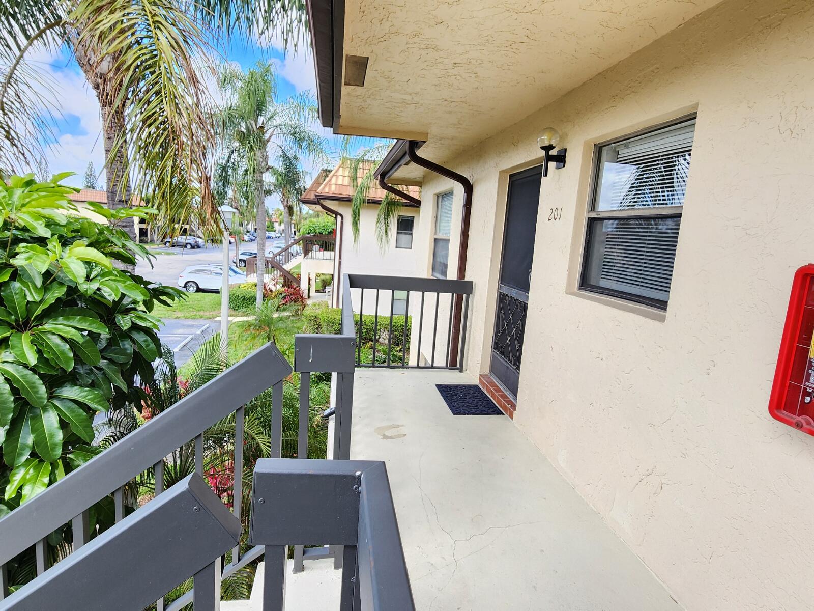 LUCERNE LAKES GOLF COLONY COND - Residential Lease