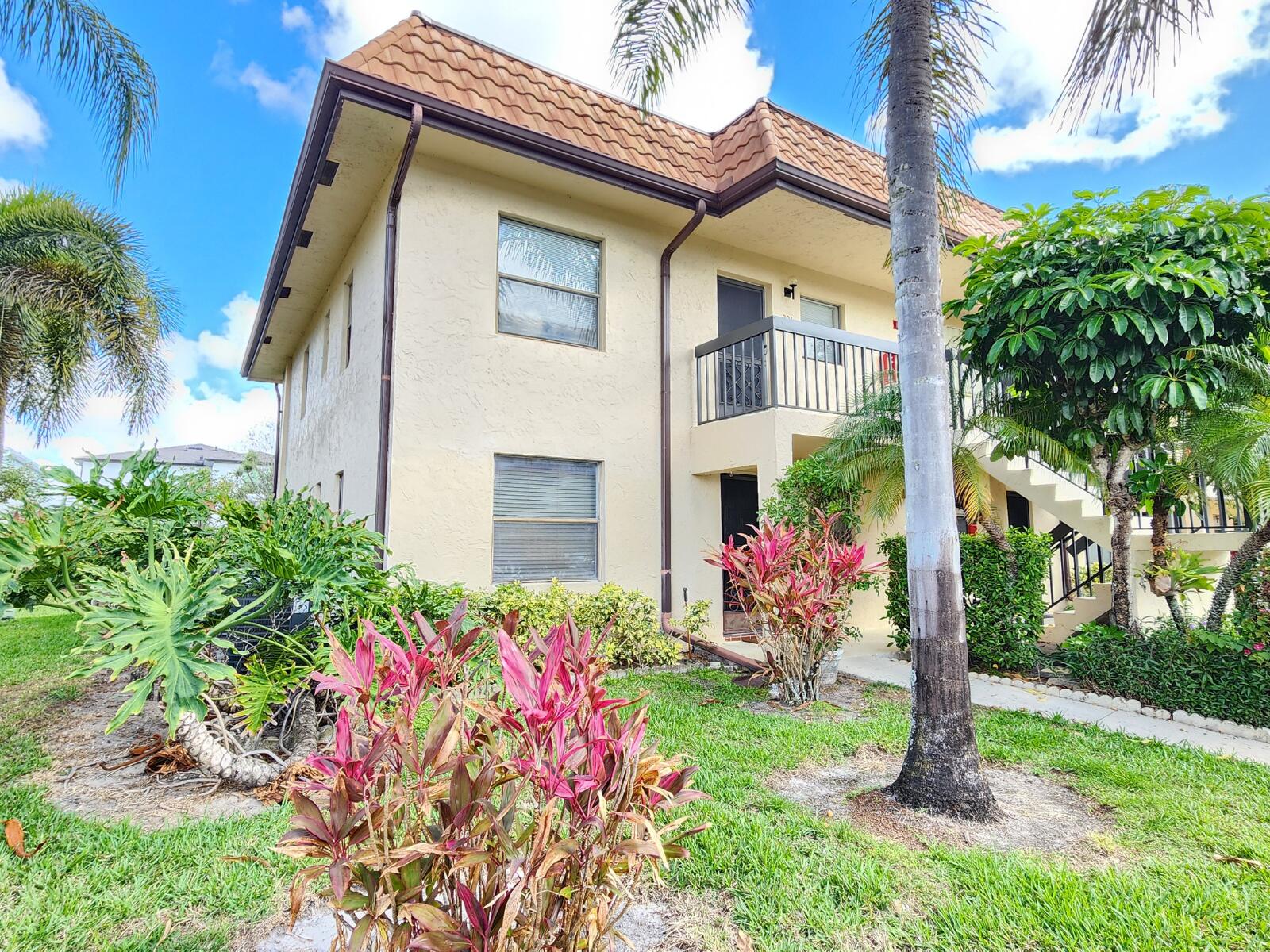 LUCERNE LAKES GOLF COLONY COND - Residential Lease