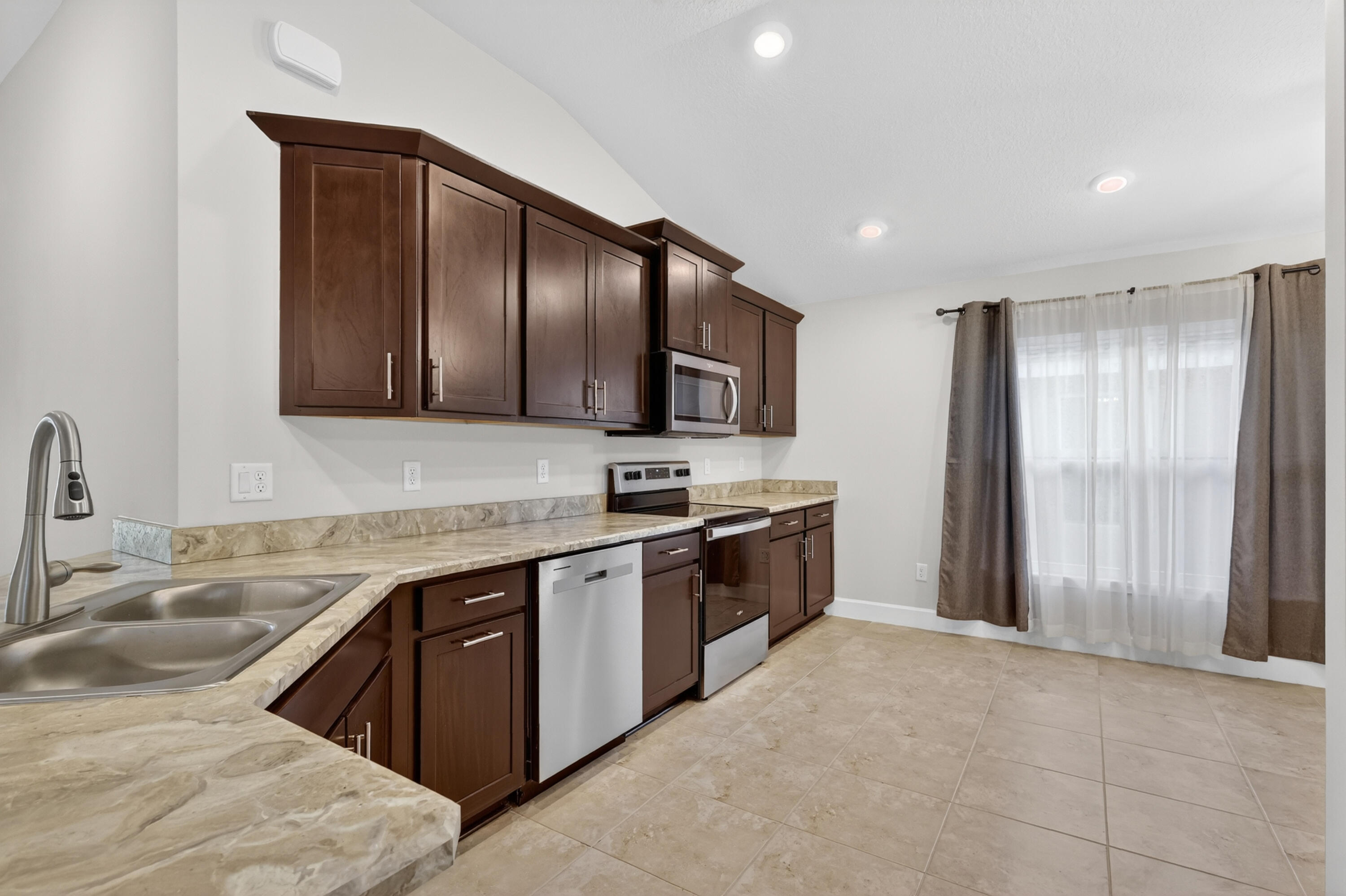 WATERSTONE PHASE THREE - Residential Lease