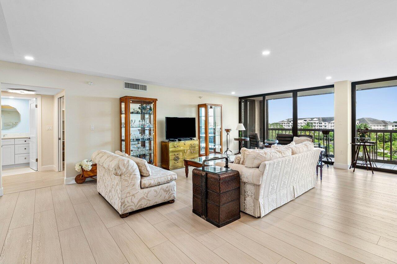 ENVOY CONDO - Residential
