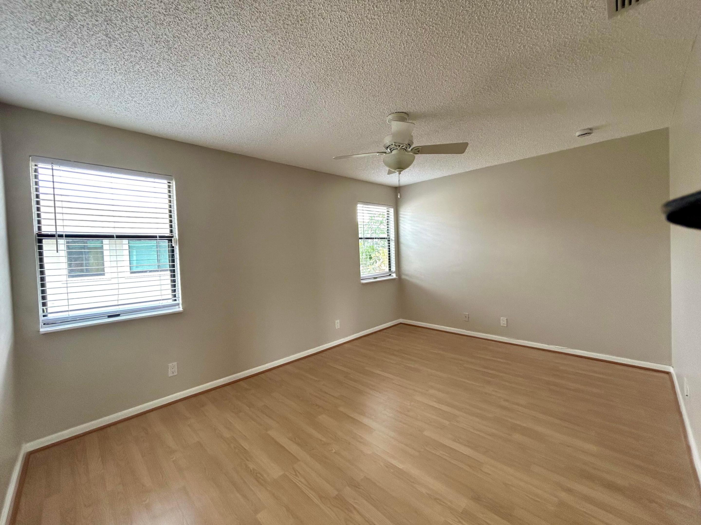 COUNTRY LAKE - Residential Lease